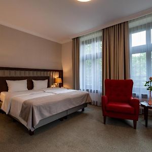 Zimmer mit Kingsize-Bett